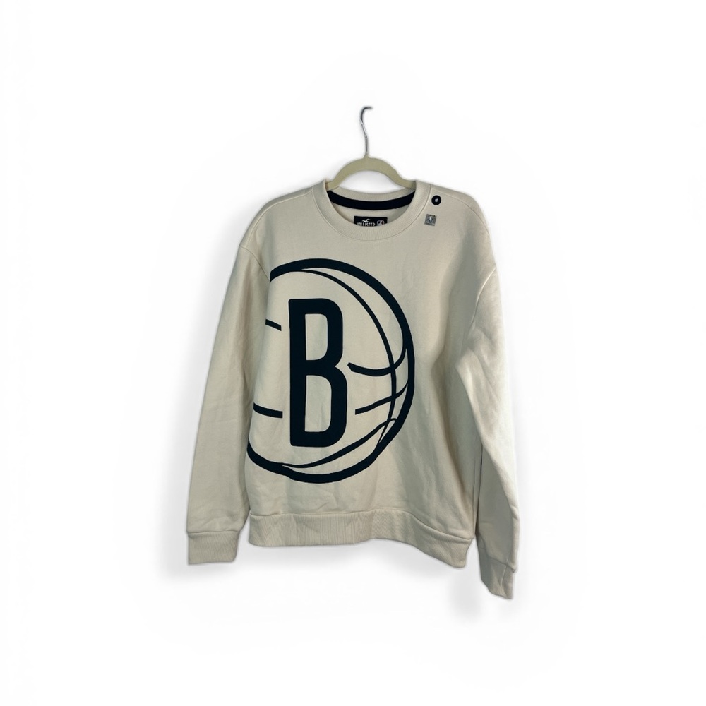 Hollister x NBA Brooklyn Nets Crewneck Sweatshirt Mens M Cream Logo Graphic NWOT